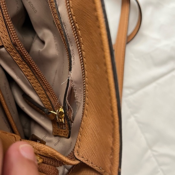 Michael Kors Signature Jet Set Charm Large  Crossbody - Picture 4 of 5